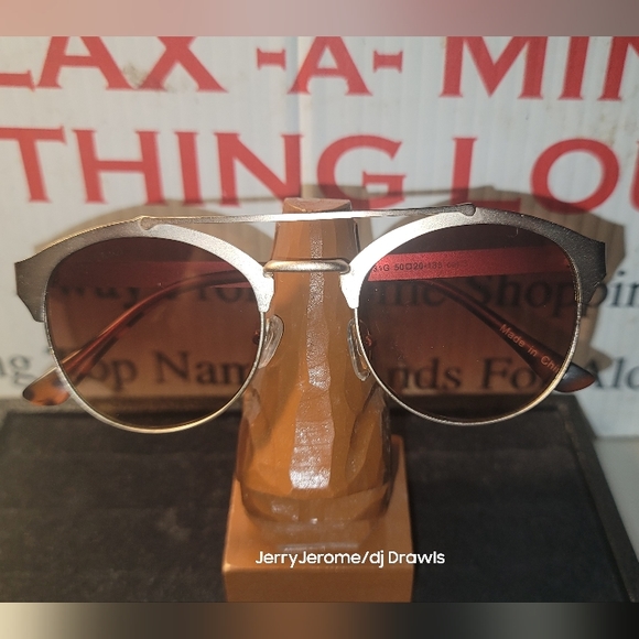 Ellen Tracy Sunglasses - Picture 2 of 3